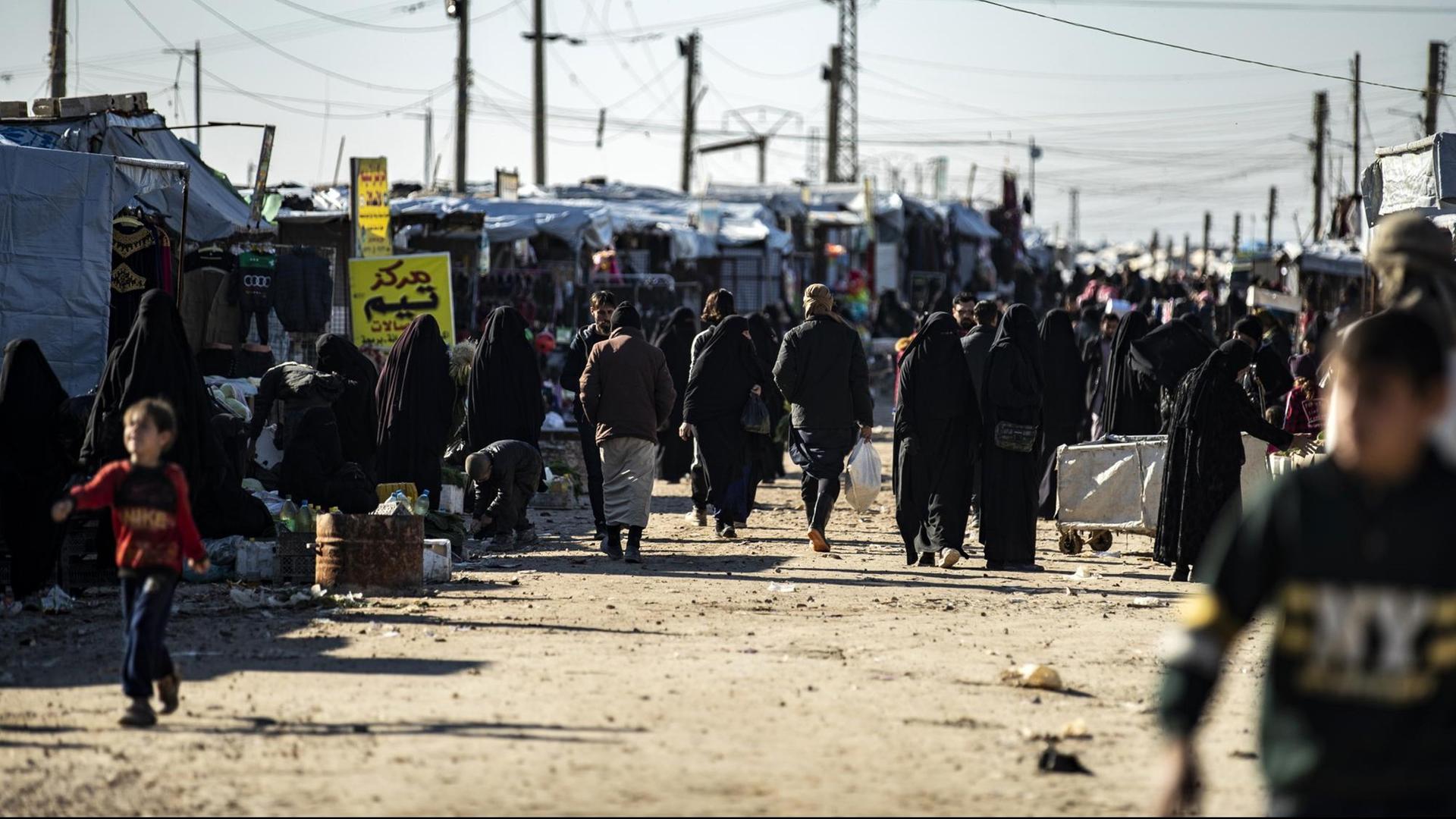 Menschen im Lager al-Hol in Nordosten Syriens (Archivbild)