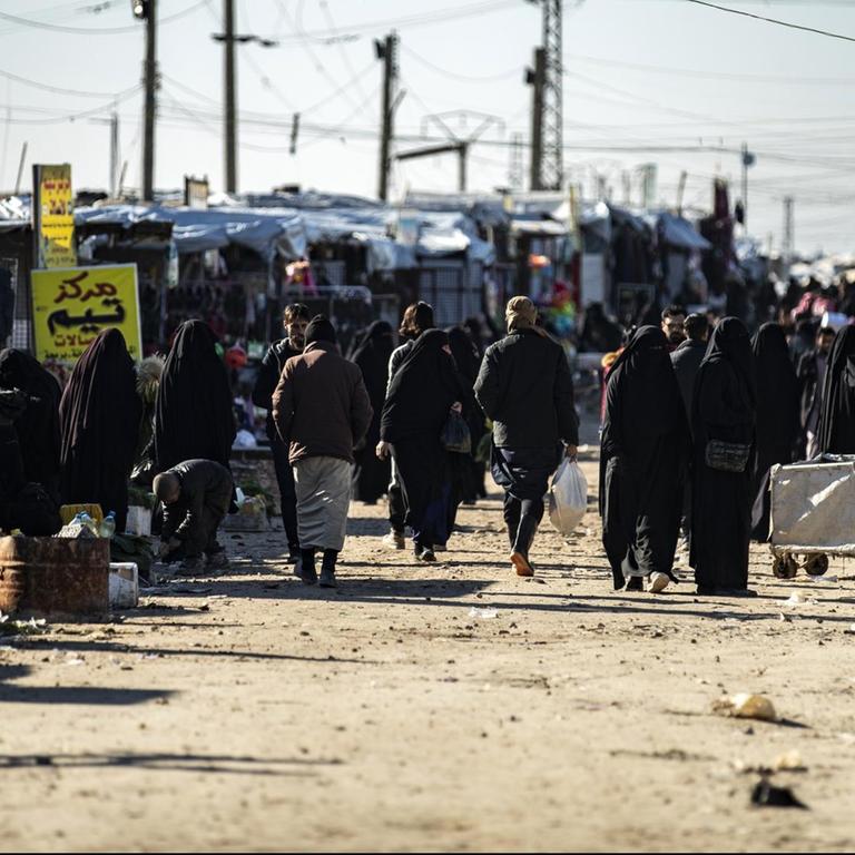 Menschen im Flüchtlingslager Al-Hol in Nordost-Syrien