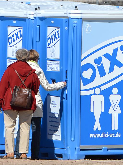 Zwei Frauen stehen vor Dixi-Klos, aufgenommen 2013 in Hamburg