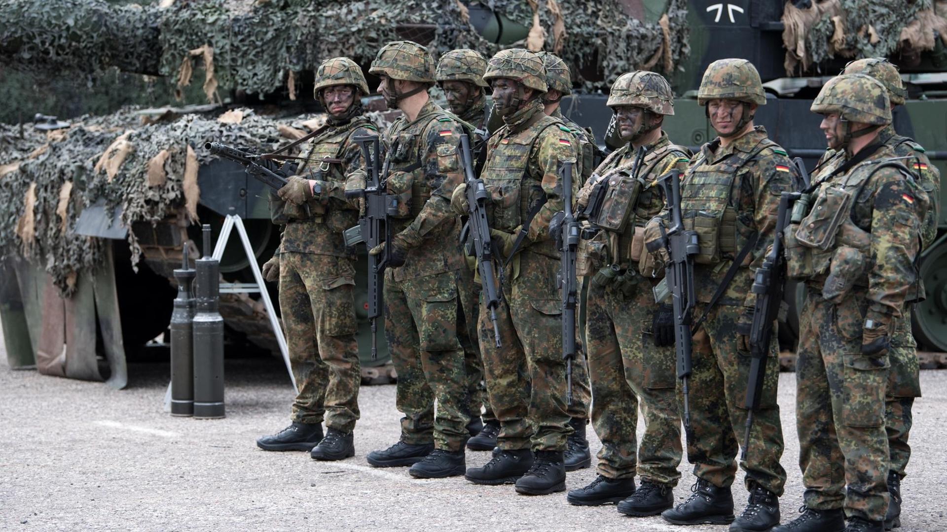 Deutsche Bundeswehr-Soldaten stehen beim von der Bundeswehr angeführten NATO-Bataillon auf dem Militärstützpunkt in Rukla (Litauen).