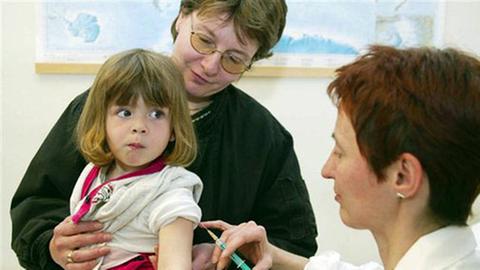 Masernimpfung bei einem zweijährigen Mädchen