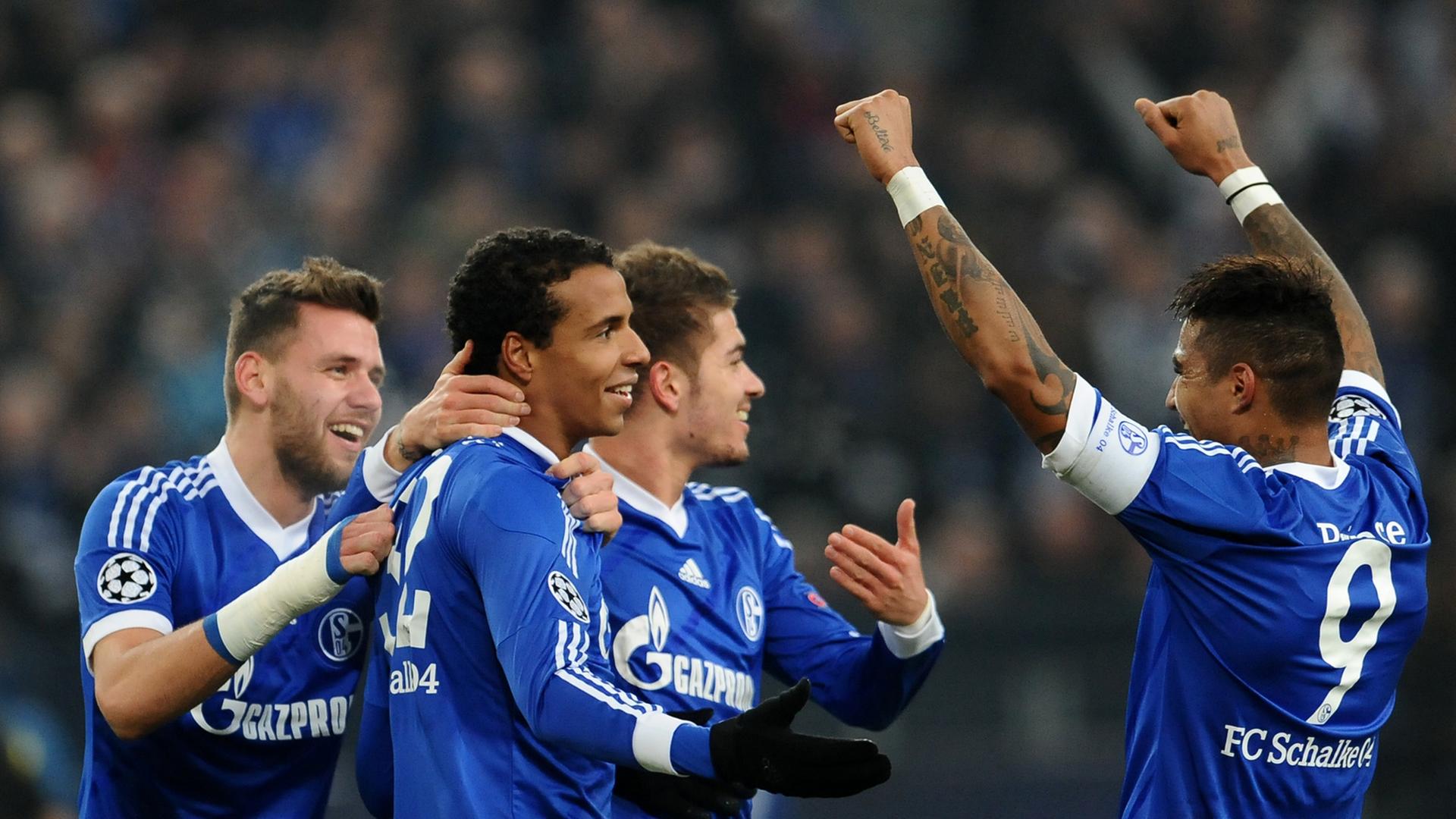 Die Schalker Adam Szalai, Joel Matip, Roman Neustädter und Kevin-Price Boateng bejubeln ein Tor. Die Schalker Adam Szalai, Joel Matip, Roman Neustädter und Kevin-Price Boateng bejubeln ein Tor.