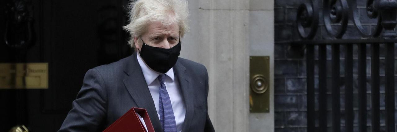 Der britische Premierminister Boris Johnson vor der Tür seines Amtssitzes in 10, Downing Street