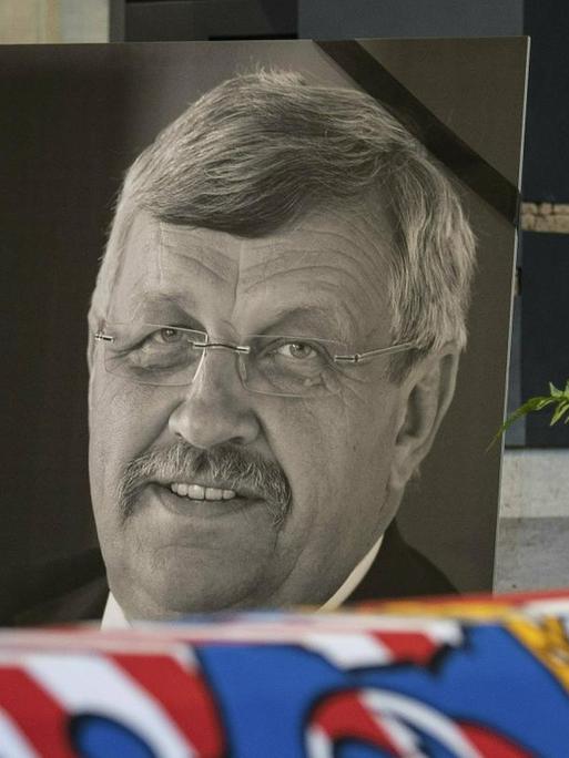 Schwarz-weiß-Foto von Walter Lübcke bei seiner Beerdigung