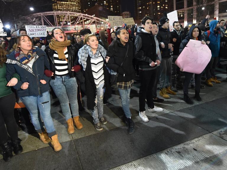 Protestierende blockieren bei Demonstrationen gegen Polizeigewalt in Manhattan eine Straße.