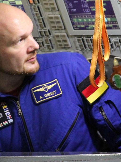 Der deutsche Astronaut Alexander Gerst nimmt am 19.01.2018 im Juri-Gagarin-Kosmonautentrainingszentrum bei Moskau (Russland) noch ein paar Handgriffe vor, bevor er seinen blauen Overall gegen einen Raumanzug tauscht und das Training beginnt.