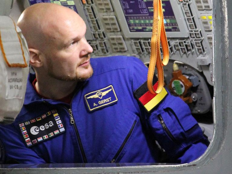 Der deutsche Astronaut Alexander Gerst nimmt am 19.01.2018 im Juri-Gagarin-Kosmonautentrainingszentrum bei Moskau (Russland) noch ein paar Handgriffe vor, bevor er seinen blauen Overall gegen einen Raumanzug tauscht und das Training beginnt.