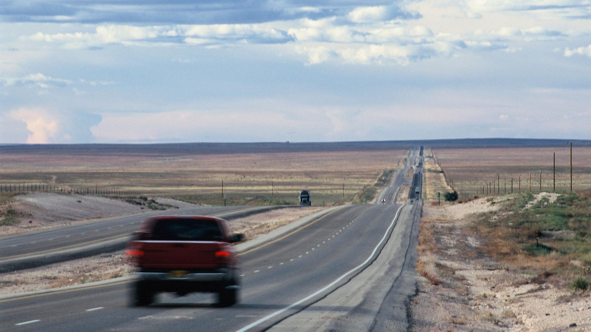 Eine Straße zieht sich bei Roswell durch die Landschaft von New Mexico