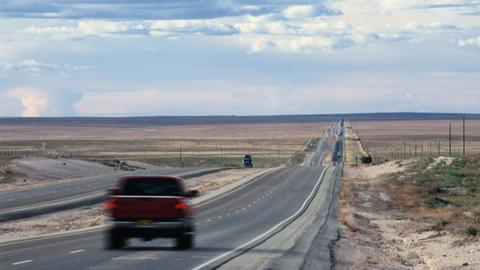 Eine Straße zieht sich bei Roswell durch die Landschaft von New Mexico