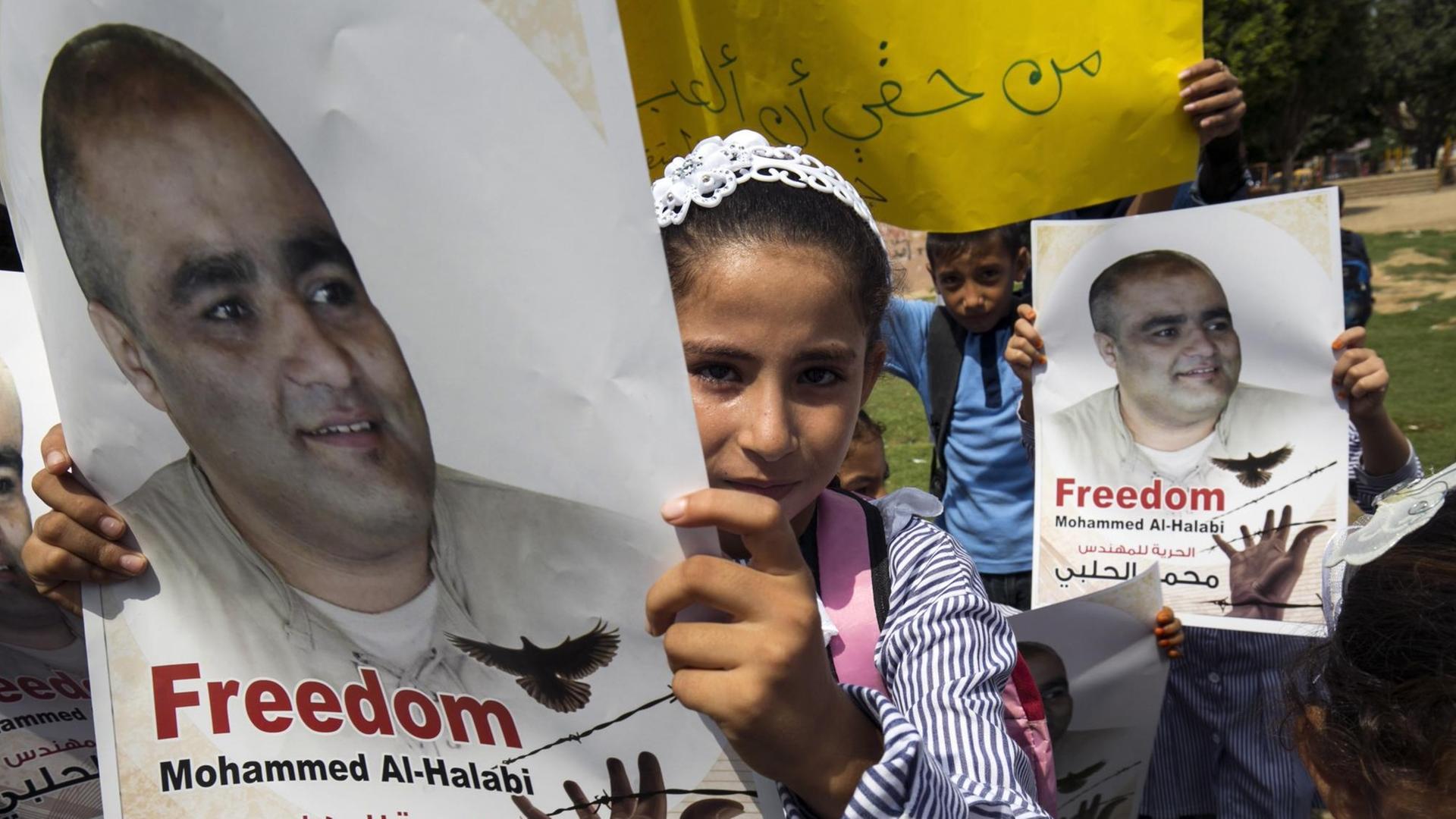 Palästinensische Kinder mit Plakaten, auf denen steht: "Freiheit für Mohammed al-Halabi".