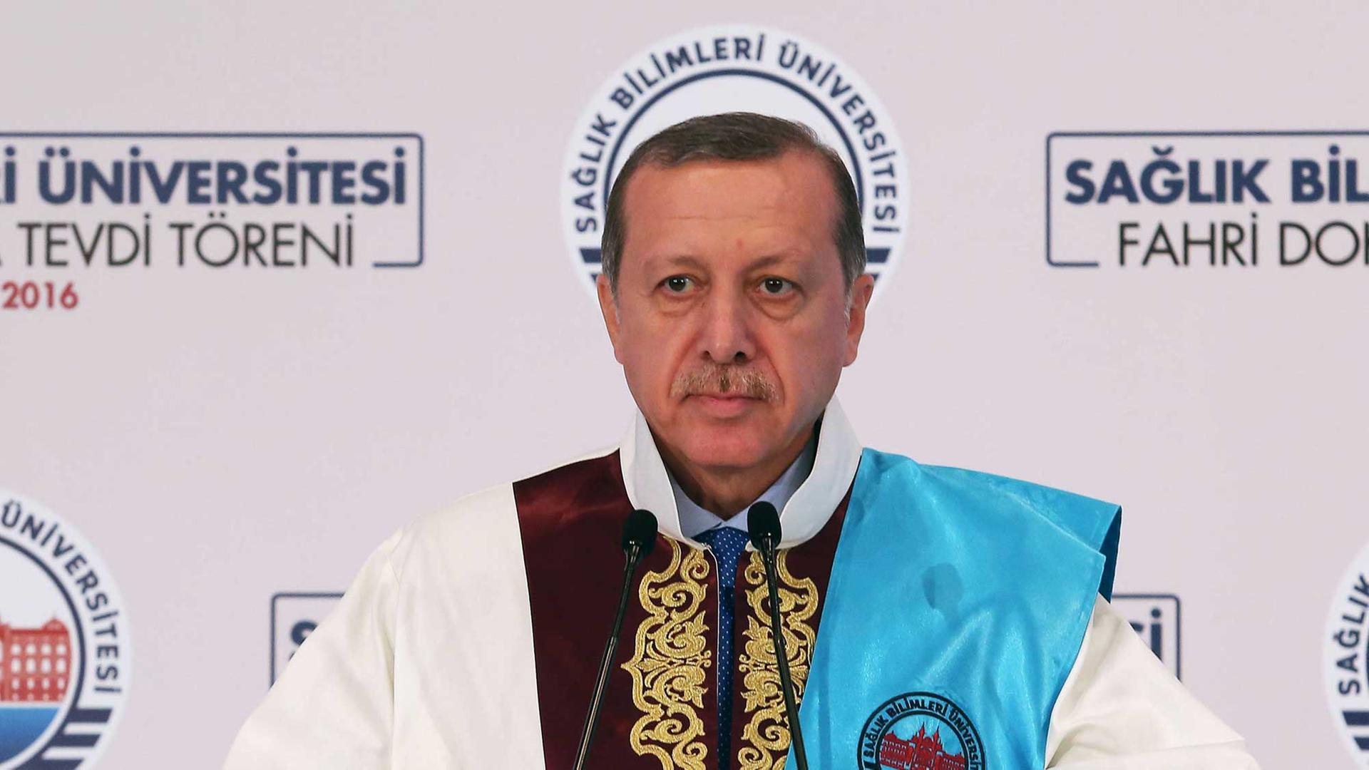 Der türkische Präsident Recep Tayyip Erdogan hält eine Ansprache anlässlich der Verleihung der Ehrendoktorwürde der University of Health Sciences in Istanbul am 6.11.2016.