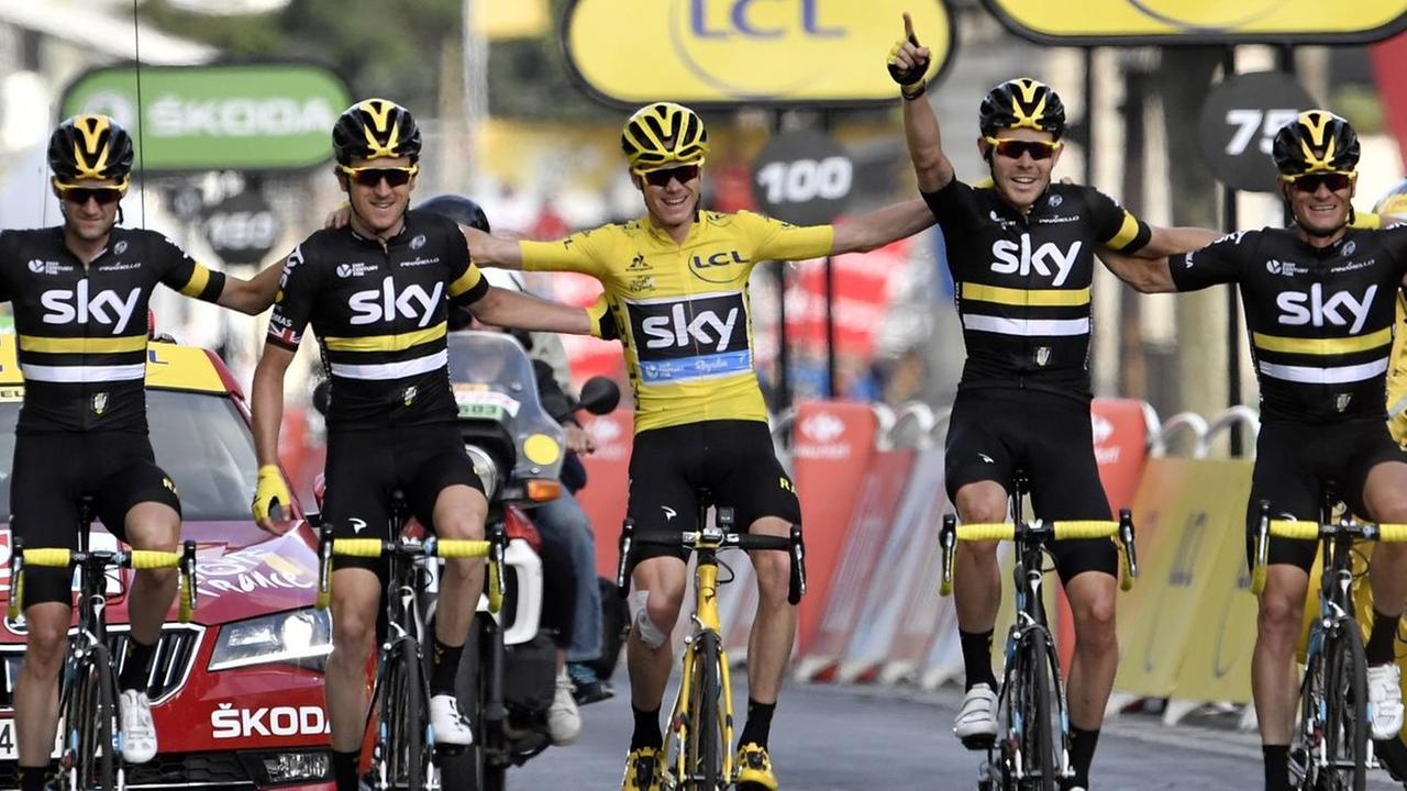 Great Britain's Christopher Froome (C), wearing the overall leader's yellow jersey, crosses the finish line with his teammates of the Great Britain's Sky cycling team at the end of the 113 km twenty-first and last stage of the 103rd edition of the Tour de France cycling race on July 24, 2016 between Chantilly and Paris Champs-Elysees. / AFP PHOTO / jeff pachoud