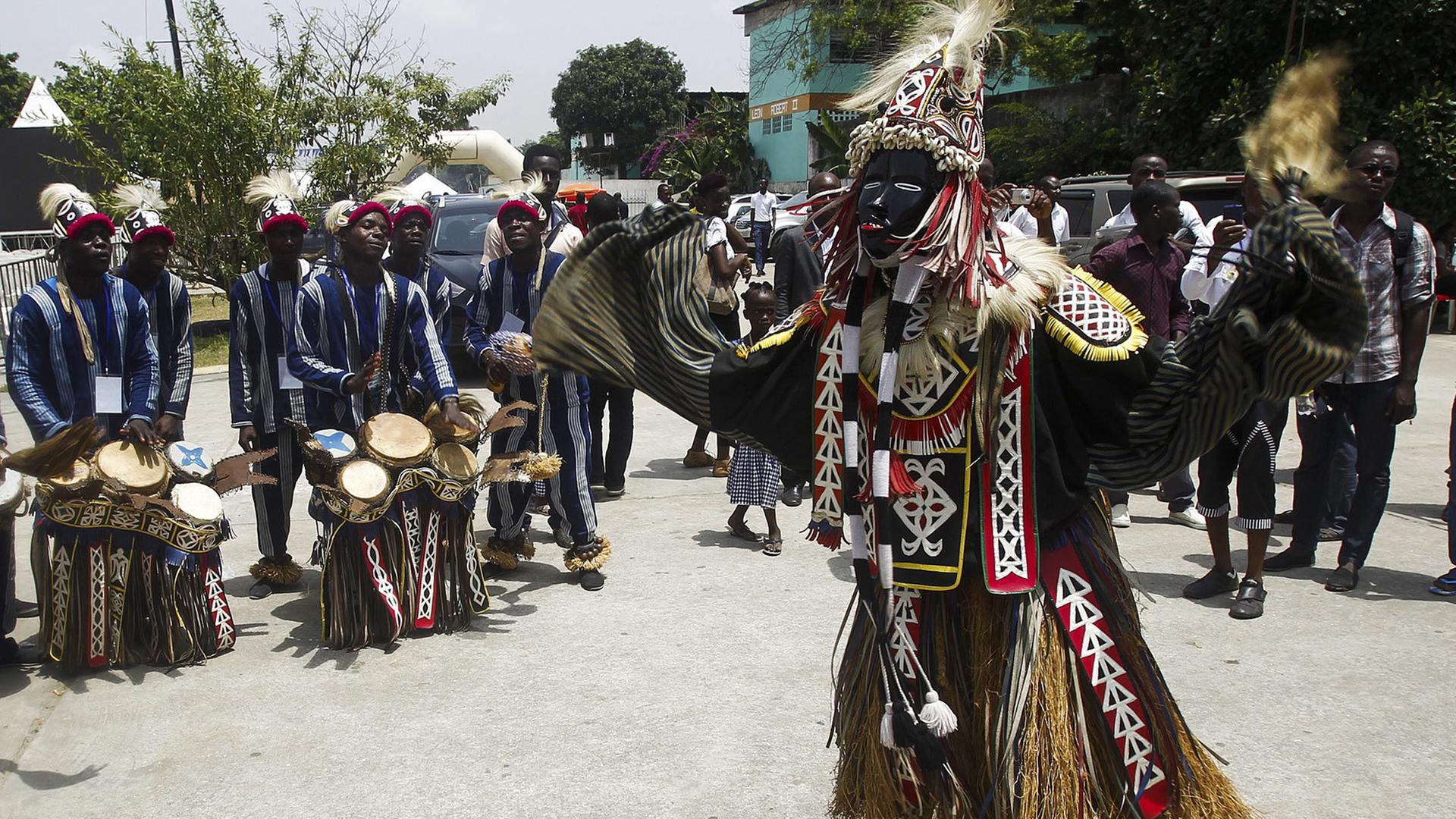 Mitglieder der Traditionstanzgruppe "Wonseuyo" aus der Elfenbeinküste bei einem Auftritt in Abidjan.