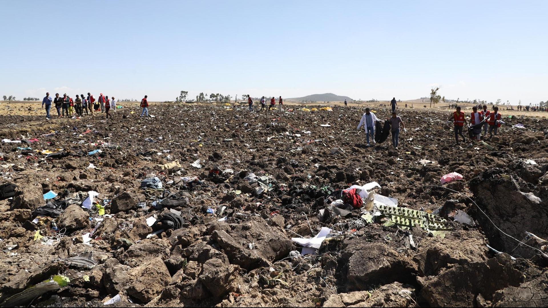 Einsatzkräfte am Ort des Absturzes der Boeing 737 in der Nähe von Addis Abeba.