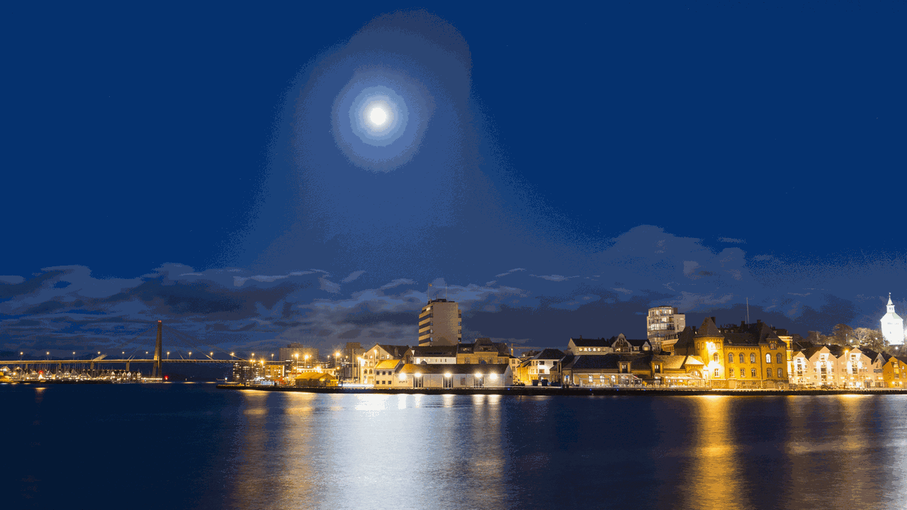 Die Stadt Stavanger (Stadtteil Rogaland) bei Nacht
