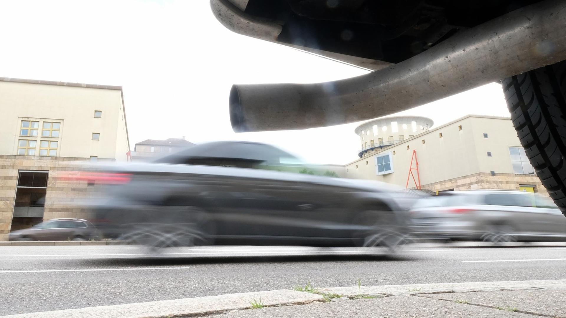 Das Auspuffrohr eines älteren Fahrzeugs ist an einer befahrenen Durchgangsstraße in Stuttgart zu sehen.