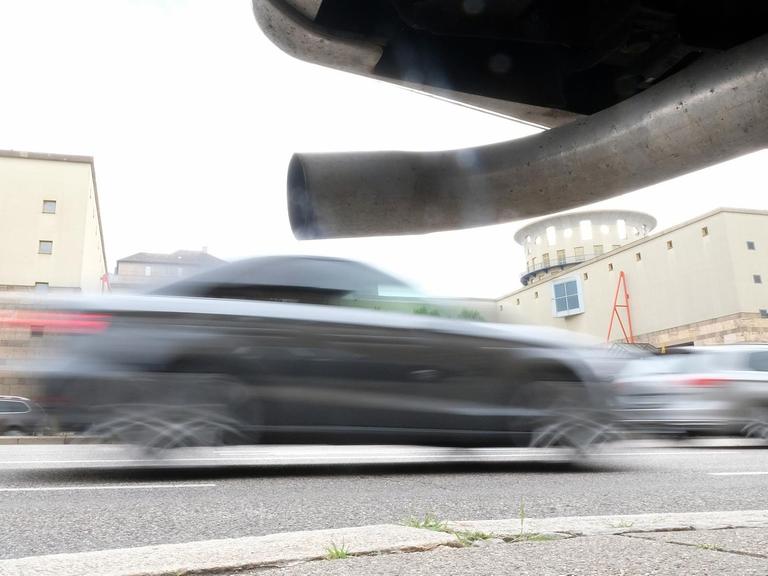Das Auspuffrohr eines älteren Fahrzeugs ist an einer befahrenen Durchgangsstraße in Stuttgart zu sehen.