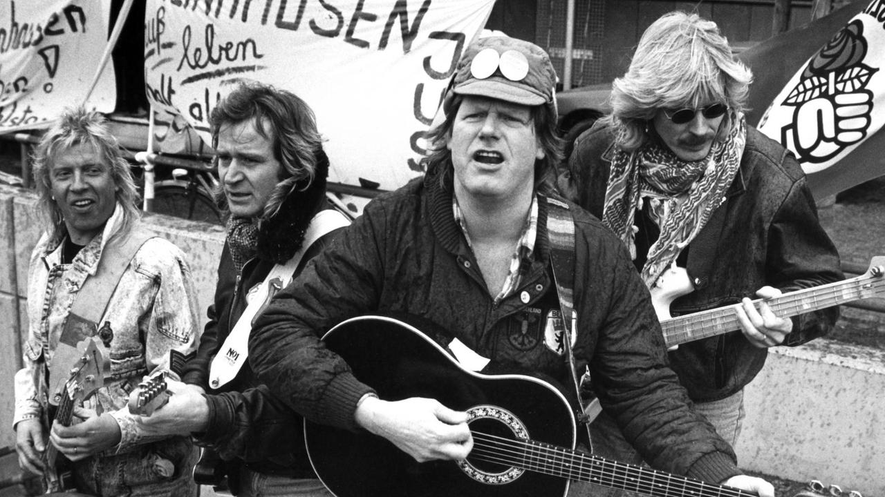Der Country- und Schlagersänger Gunter Gabriel (vorn) und seine Band stellen am 24.01.1988 während einer Mahnwache der Gewerkschaften in der Nähe des Kanzleramtes in Bonn ihr "Rheinhausen-Lied" vor.