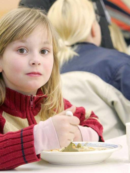 In der Berliner Arche bekommen Kinder kostenlos zu essen - manche von ihnen sind darauf angewiesen, weil es zu Hause zu wenig gibt