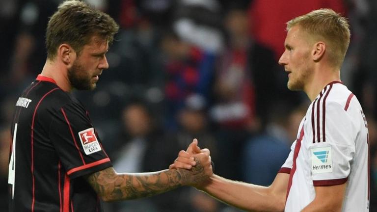 Frankfurts Spieler Marco Russ (links) gibt Nürnbergs Hanno Behrens nach dem Spiel die Hand. 
