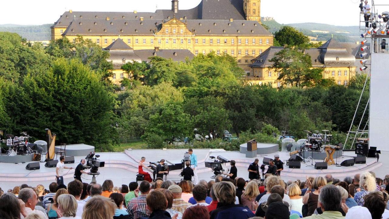 Das Foto zeigt das Liedermacher-Festival «Songs an einem Sommerabend» in Bad Staffelstein (Oberfranken) vor der Kulisse des Kloster Banz.