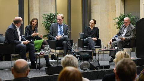 Das Podium beim 76. Zeit-Forum Wissenschaft: Andreas Sentker, Katrin Göring-Eckardt, Stephan Rixen, Thea Dorn, Uli Blumenthal