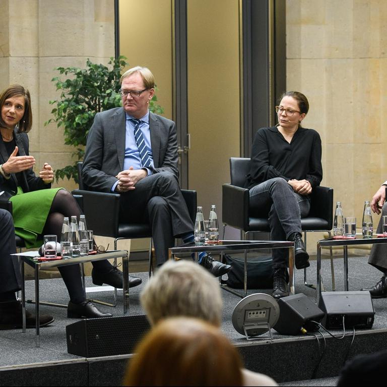Das Podium beim 76. Zeit-Forum Wissenschaft: Andreas Sentker, Katrin ...