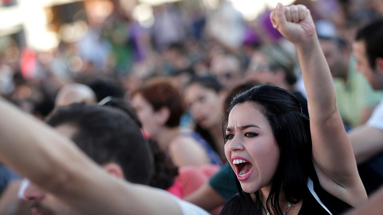 epa03759876 Turkish protestors shout anti-government slogans during a demonstration in support of activist Ethem Sarisuluk, who was reportedly shot dead by police during the Gezi Park clashes last week, in Istanbul, Turkey, 25 June 2013. EPA/SEDAT SUNA