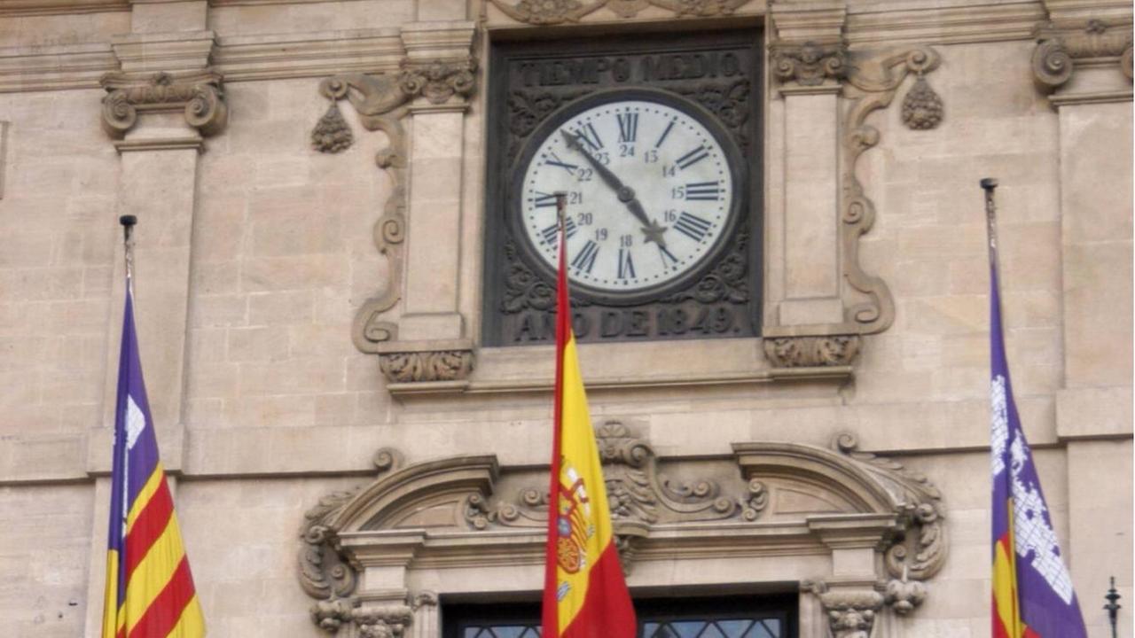 Uhr am Rathaus "Palau del Consell" in Palma de Mallorca