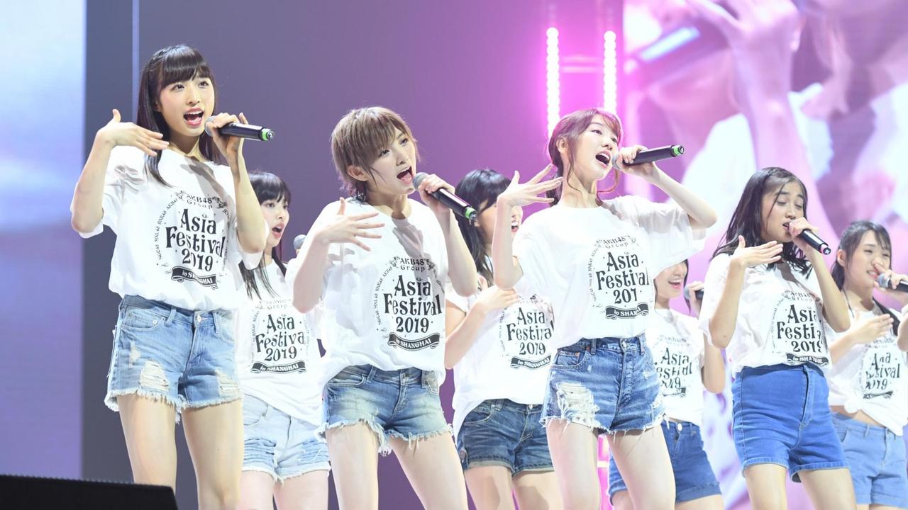 Mitglieder der japanischen Girlgroup AKB48 treten während des Asia Festivals in Shanghai auf. 