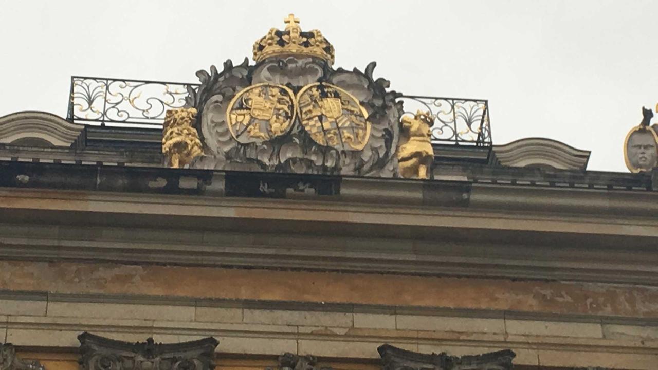 Dornburger Barockschloss in Sachsen-Anhalt: Auf dem Dachsims prangt eine herrschaftlich goldene Krone als Zarensymbol.