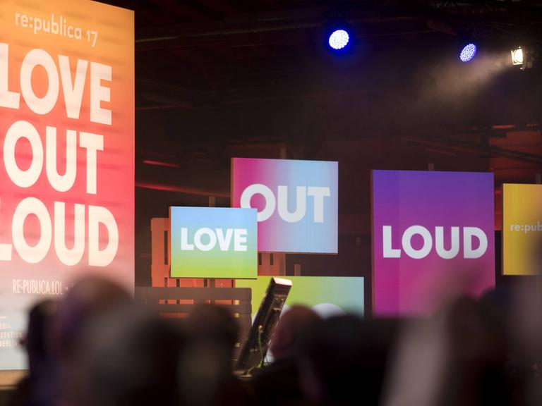 Besucher auf der "re:publica" Internet-Konferenz 17 unter dem Motto "Love Out Loud"