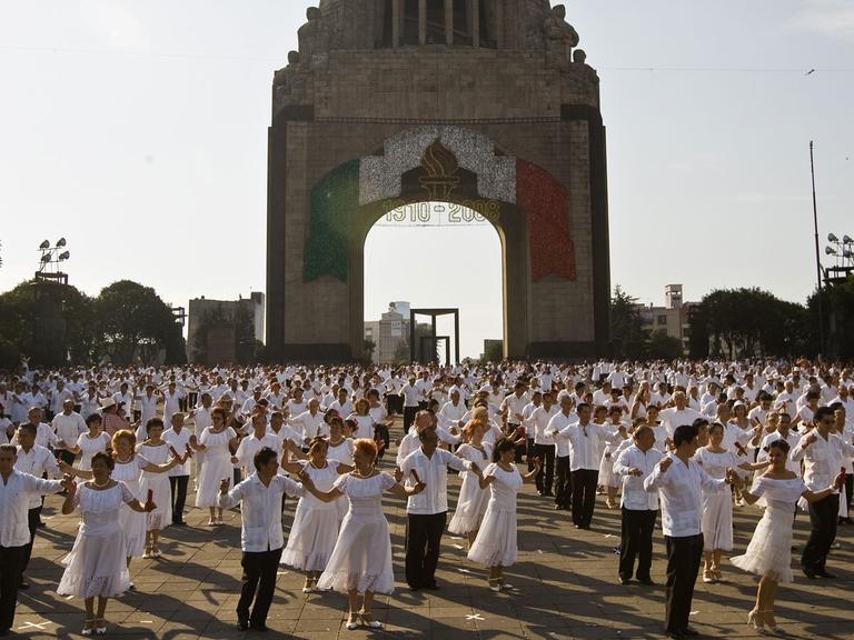 Mexico City : Mexicans dance to the rhythm of danzon music at the "Monumento a la Revolucion" in downtown Mexico City on October 26, 2008. More than 1000 couples danced in an attempt to break a Guinness record of people dancing this Cuban rhythm.