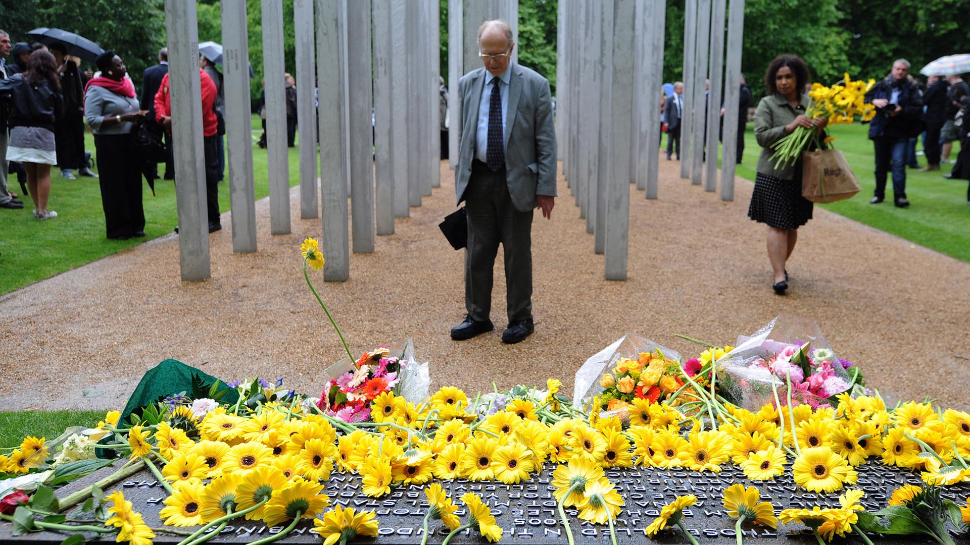 Blumen liegen am Mahnmal für die Toten der Attentate von 7/7 in Londons Hydepark.