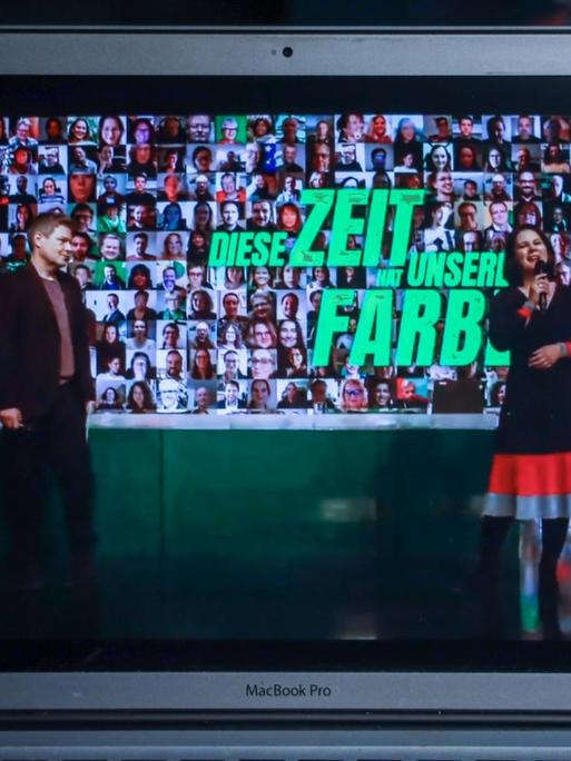 Das Foto zeigt die Grünen-Vorsitzenden Habeck und Baerbock auf dem Parteitag - von einem Monitor eines Laptops abfotografiert.
