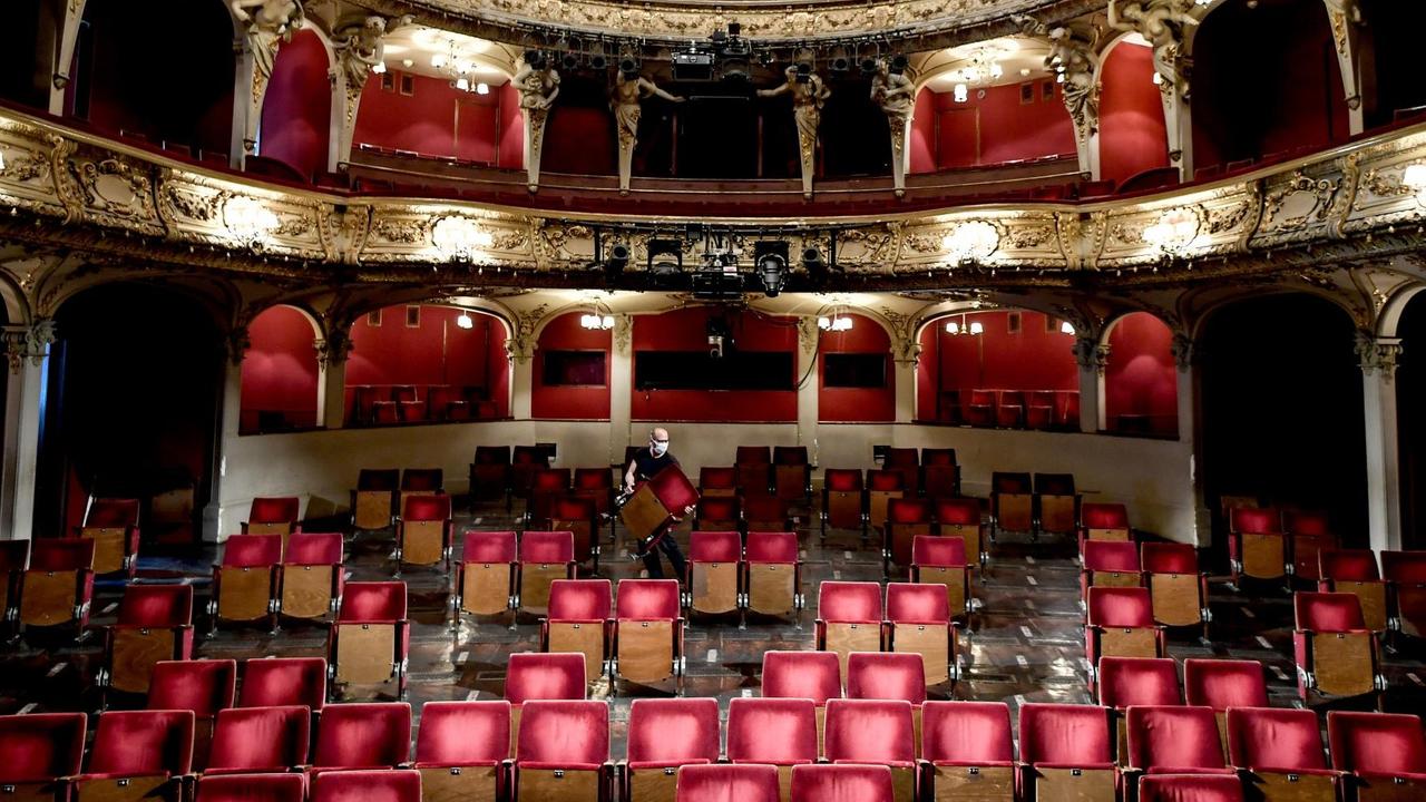 Der Zuschauerraum im Berliner Ensembles mit teilweise abgebauten Sitze als Schutzmaßnahme in der Coronapandemie