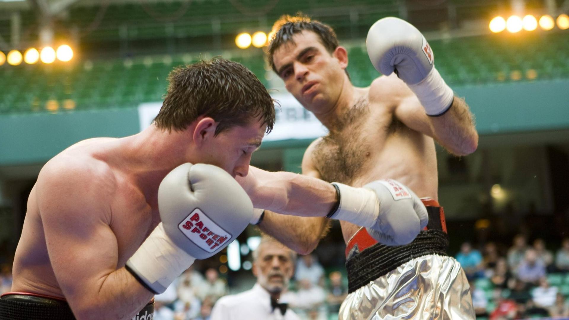 Der portugiesische Boxer Antonio Joao Bento (rechts) im Kampf mit Vitali Tajbert im Jahr 2008 Der portugiesische Boxer Antonio Joao Bento (rechts) im Kampf mit Vitali Tajbert im Jahr 2008