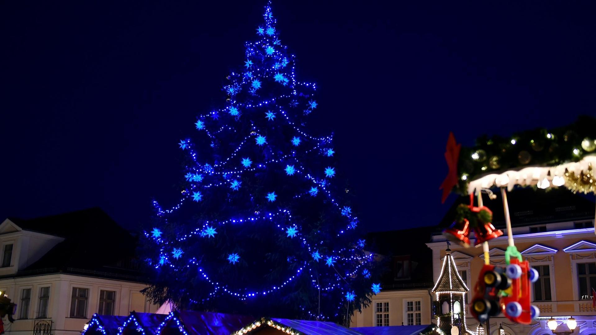 Festlich geschmückter Weihnachtsbaum auf dem Weihnachtsmarkt in Potsdam am 03.12.2015. Der Weihnachtsmarkt hat im Jahr 2015 das Motto: "Blauer Lichterglanz"