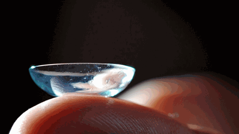 Eine Kontaktlinse liegt auf der Kuppe eines Fingers