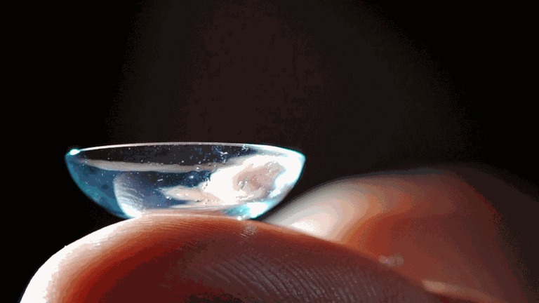 Eine Kontaktlinse liegt auf der Kuppe eines Fingers
