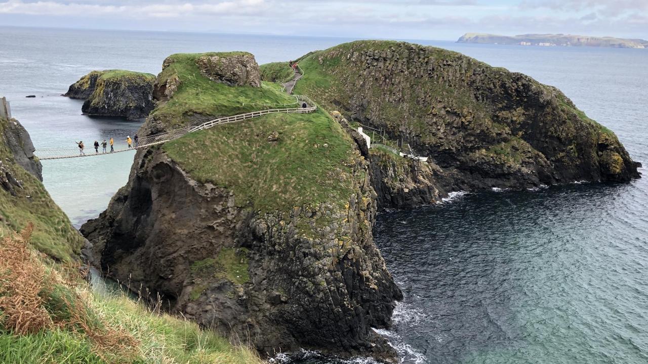 Blick von oben auf die Hängebrücke zur Fischerinsel Carrick-a-Rede