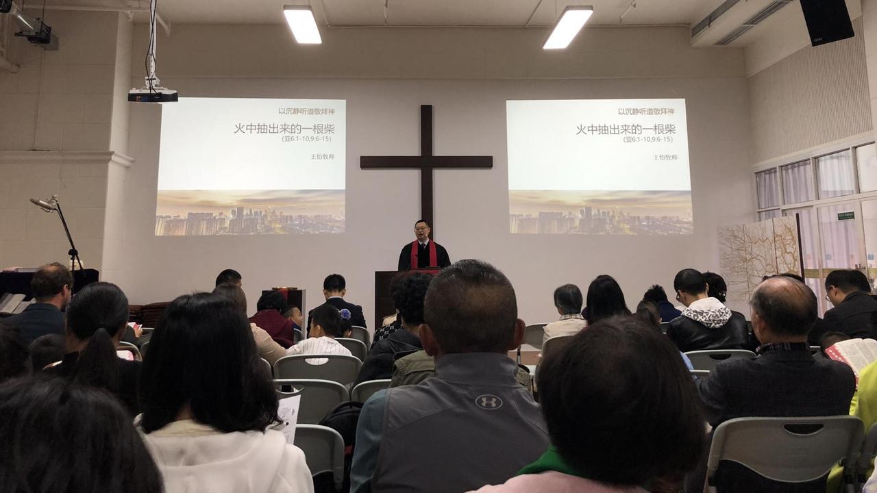 Pastor Wang Yi predigt vor 100 Gläubigen.