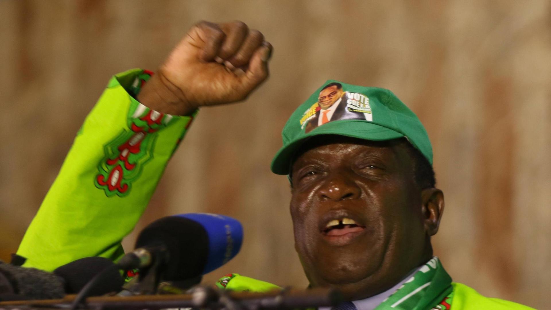 Mnangagwa hält eine Rede. Mnangagwa hält eine Rede.
