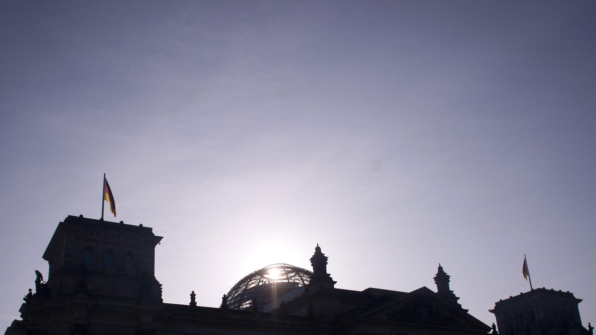 Die Sonne scheint am 14.03.2014 in Berlin durch die Reichstagskuppel. Die Sonne scheint am 14.03.2014 in Berlin durch die Reichstagskuppel.