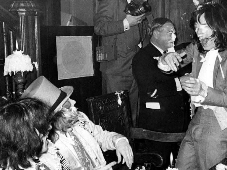 Mick Jagger bei einer Tortenschlacht während eines "Beggars Banquet" im Gore Hotel (1968).