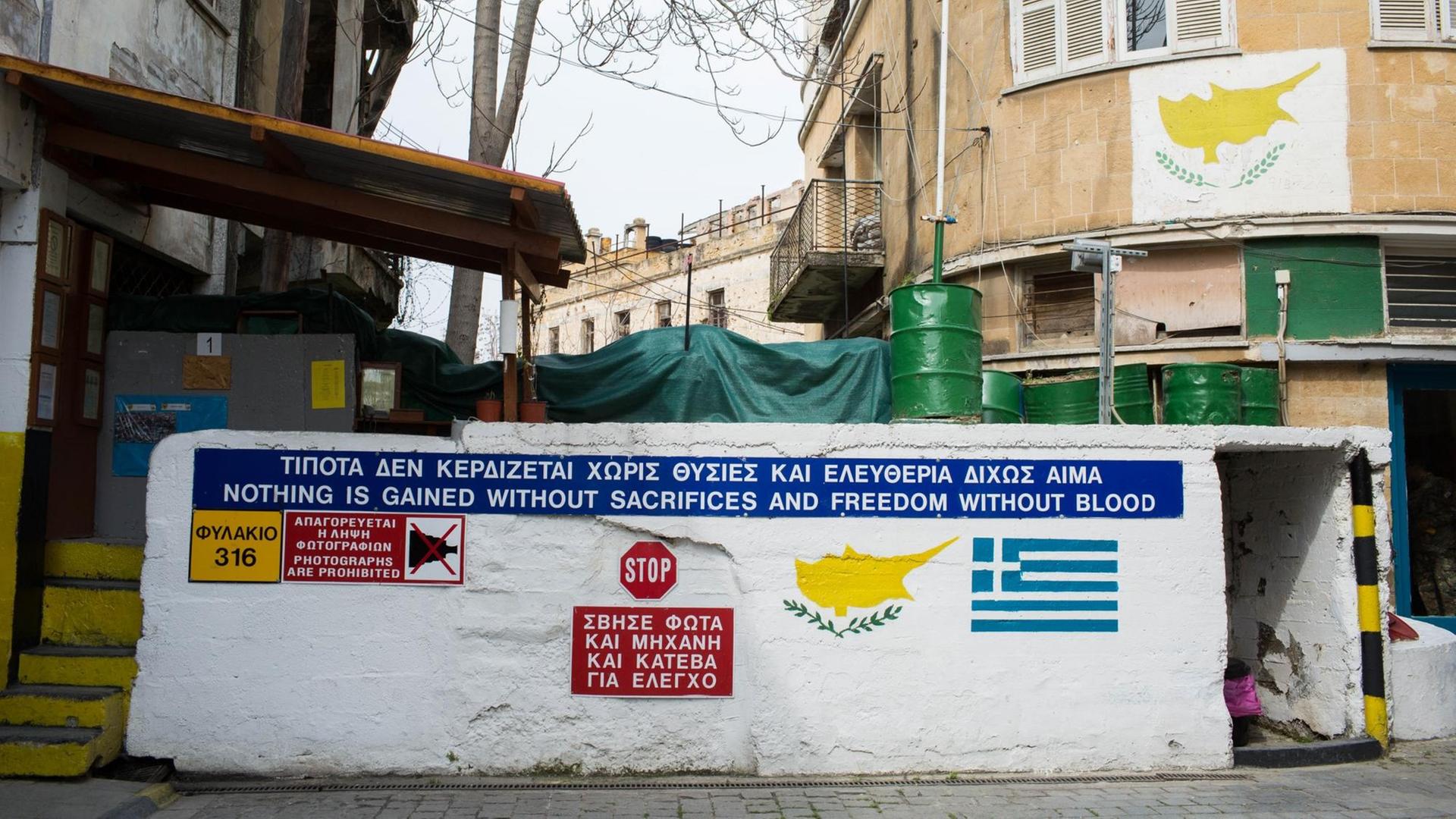 Barrikaden auf der griechischen Seite der Stadt Nikosia zeigen die Flagge Zyperns und Griechenlands