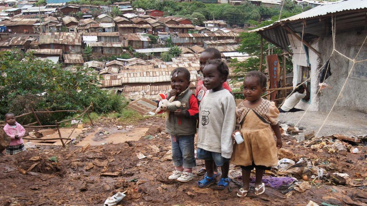 Kinder stehen am 11.11.2011 auf einem Müllberg im Slum Kibera in Nairobi, der Hauptstadt von Kenia.