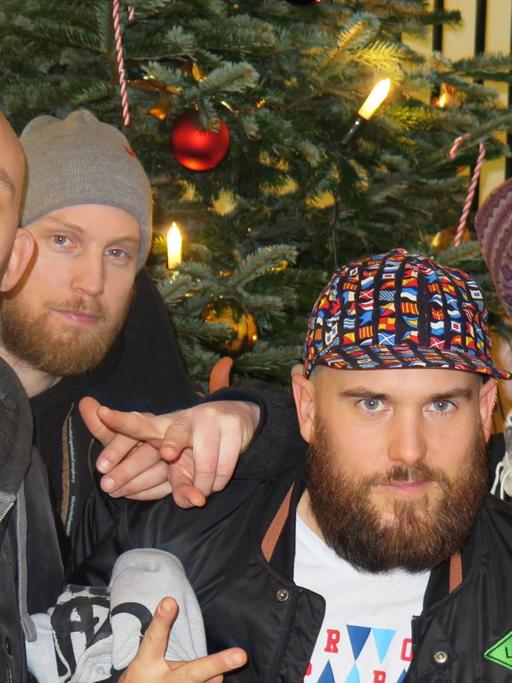 Looptroop Rockers auf Besuch beim Deutschlandradio Kultur vor dem Weihnachtsbaum