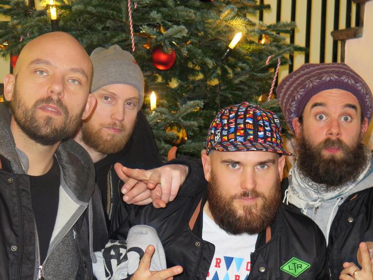 Looptroop Rockers auf Besuch beim Deutschlandradio Kultur vor dem Weihnachtsbaum