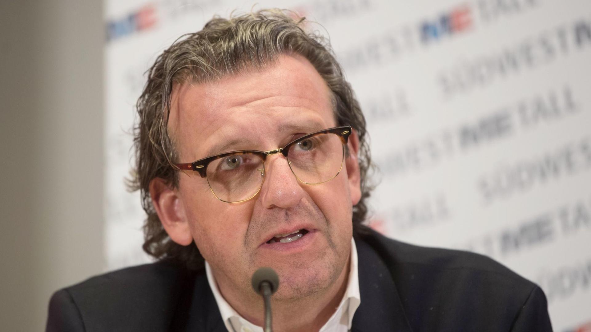 Baden-Württemberg, Stuttgart: Stefan Wolf, Vorsitzender der Arbeitgebervereinigung Südwestmetall bei einer Pressekonferenz Baden-Württemberg, Stuttgart: Stefan Wolf, Vorsitzender der Arbeitgebervereinigung Südwestmetall bei einer Pressekonferenz